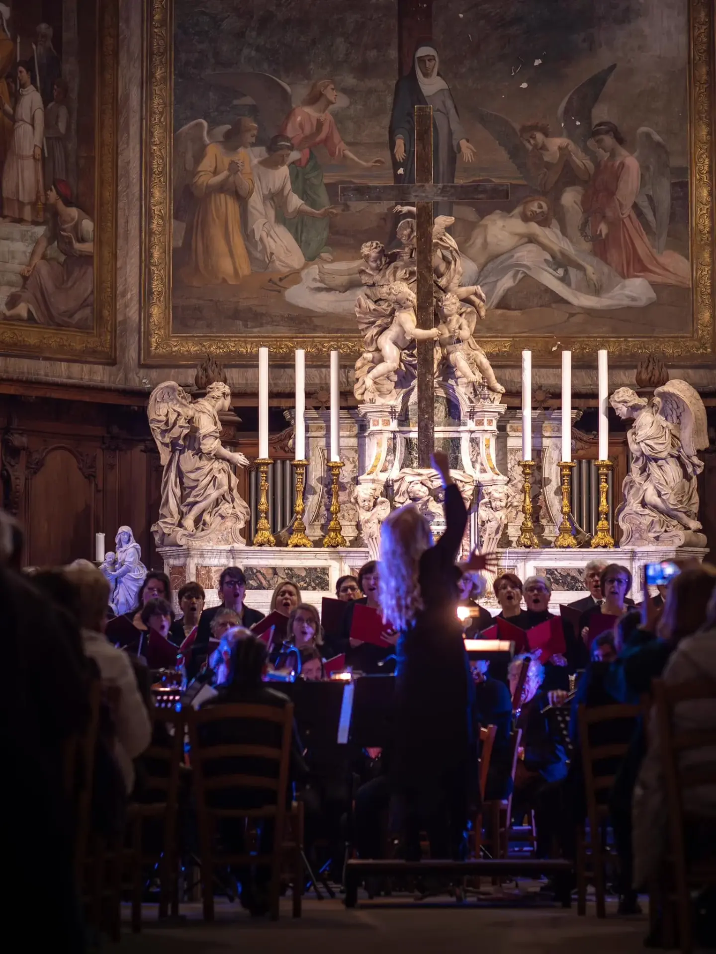 Un chœur et son cheffe en concert dans une église de Bordeaux