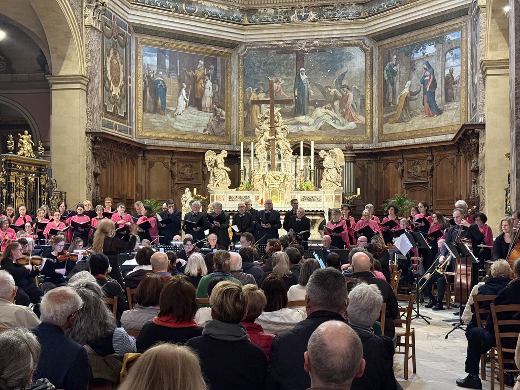 Chœur et orchestre réunis devant le public lors d’un concert